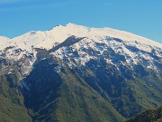 35  Zoom in Menna (2300 m) carico di neve
